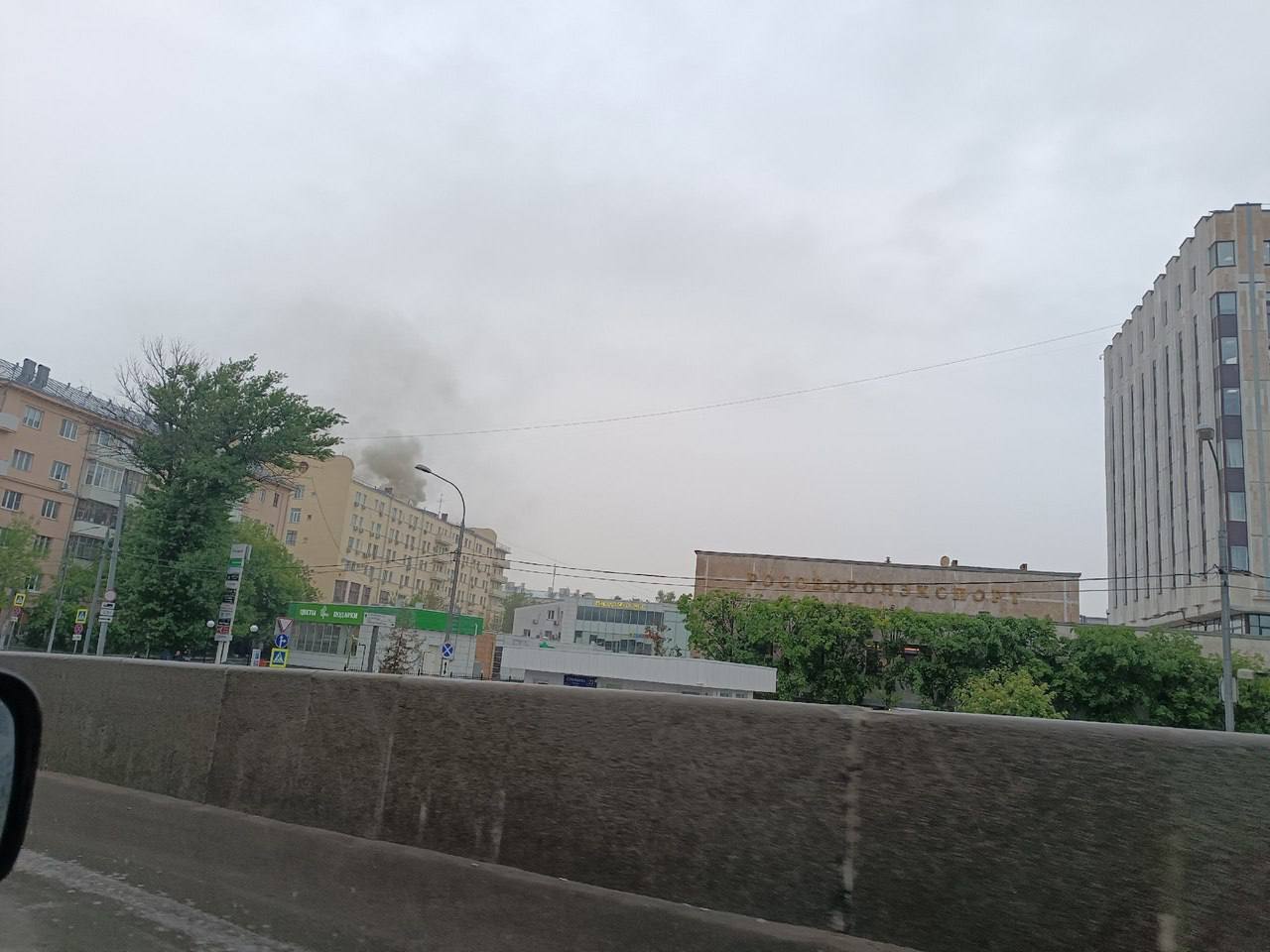 У Москві спалахнула пожежа в військкоматі: з вогнем боролися 15 розрахунків рятувальників. Фото 
