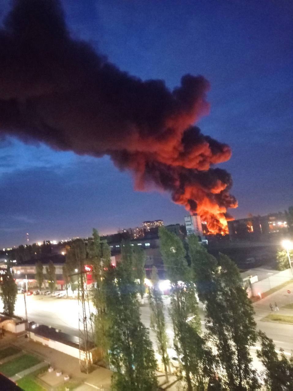 Ні дня без пожеж: у російському Воронежі загорівся склад пластикових виробів. Фото й відео