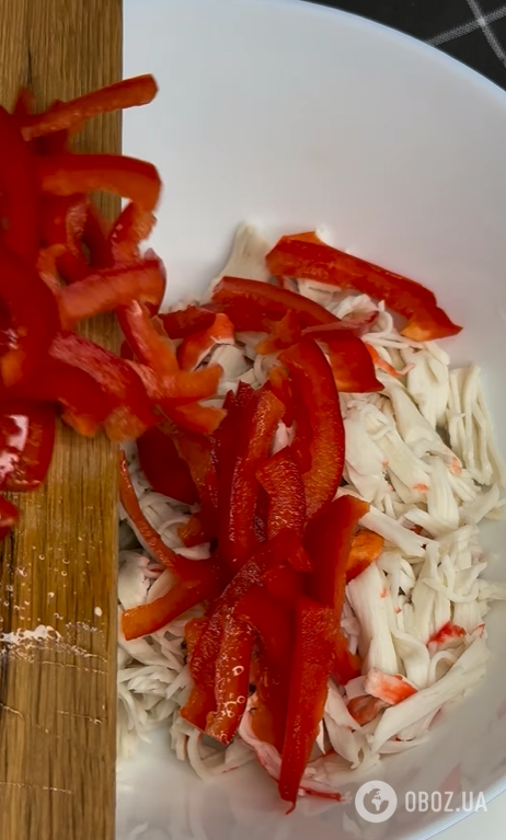 Ефектний салат ''Червоне море'': з крабовими паличками і сезонними овочами 