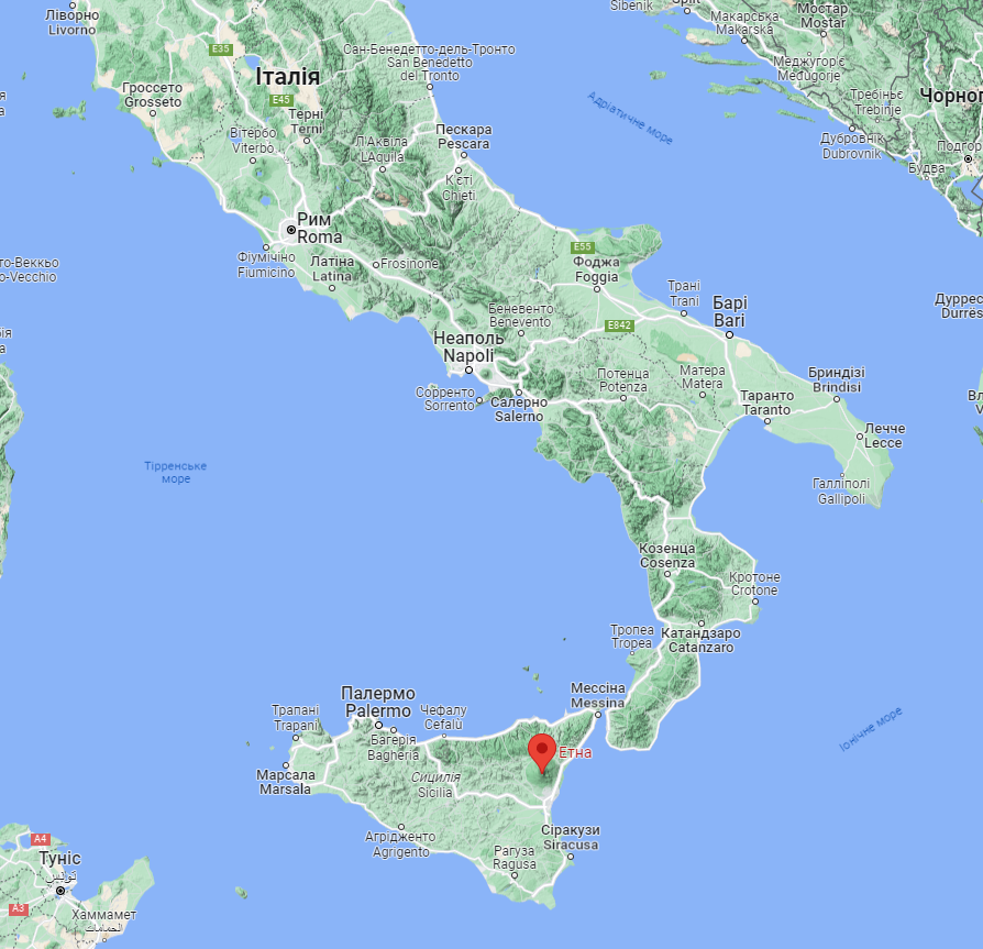 В Италии произошло извержение вулкана Этна, пепел засыпал взлетно-посадочные полосы. Фото и видео