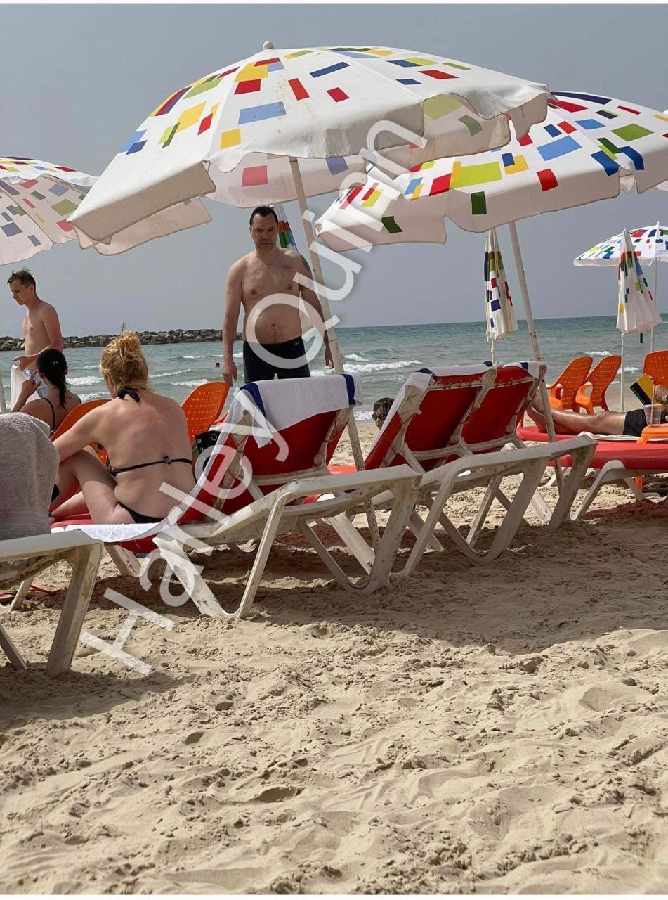 Арестовича у розпал війни в Україні помітили на пляжі у Тель-Авіві. Фото та відео