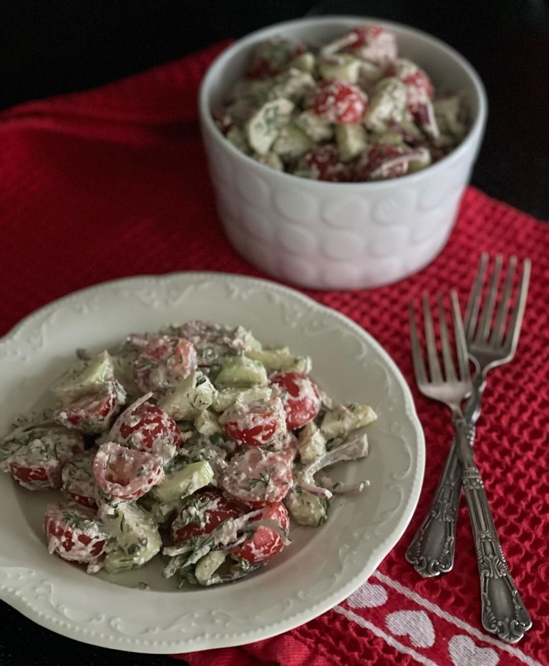 Легкий салат из сезонных овощей – рецепт | FoodOboz