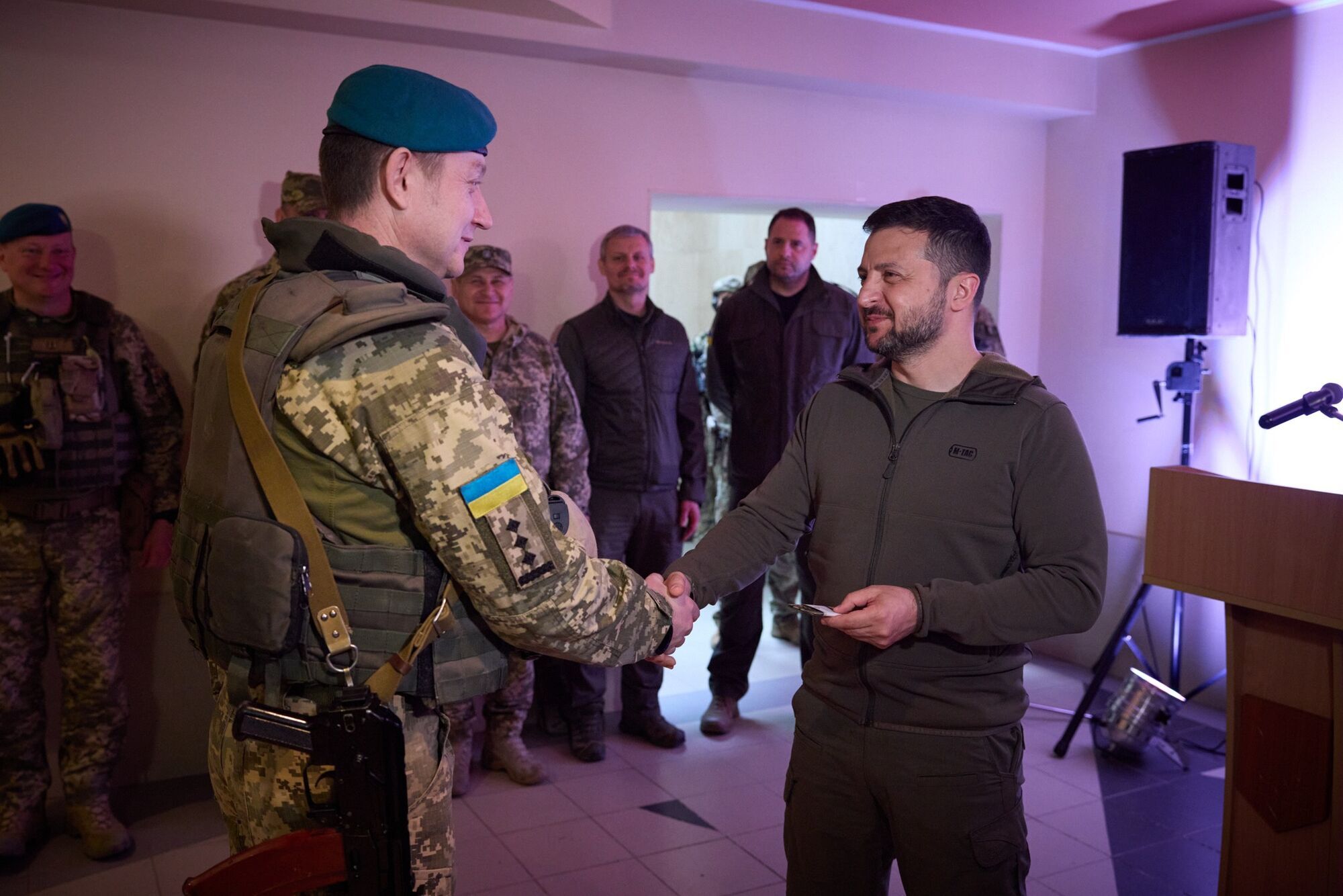 Зеленский посетил передовую и вручил награды украинским защитникам в День морской пехоты. Фото и видео
