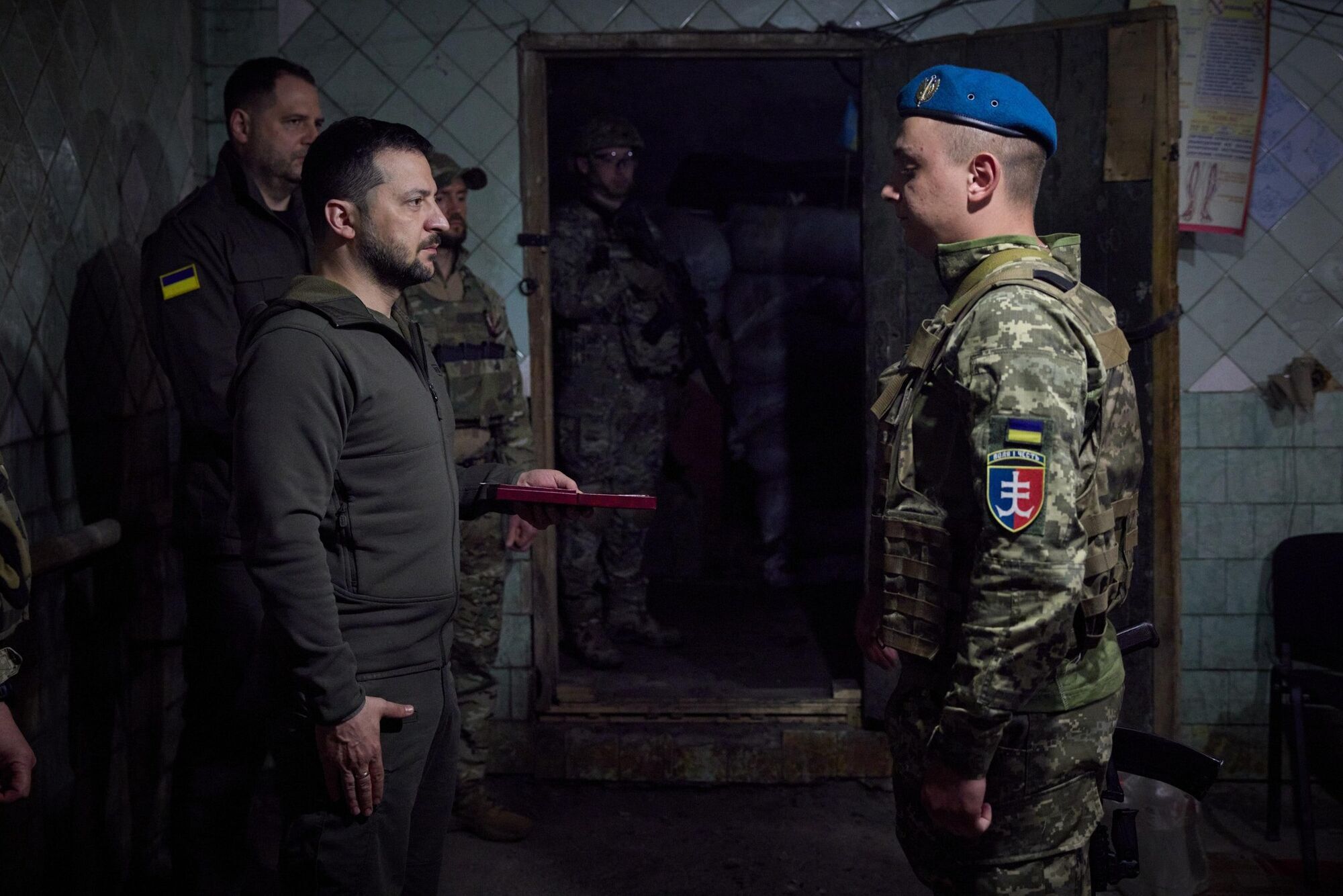 Зеленский посетил передовую и вручил награды украинским защитникам в День морской пехоты. Фото и видео