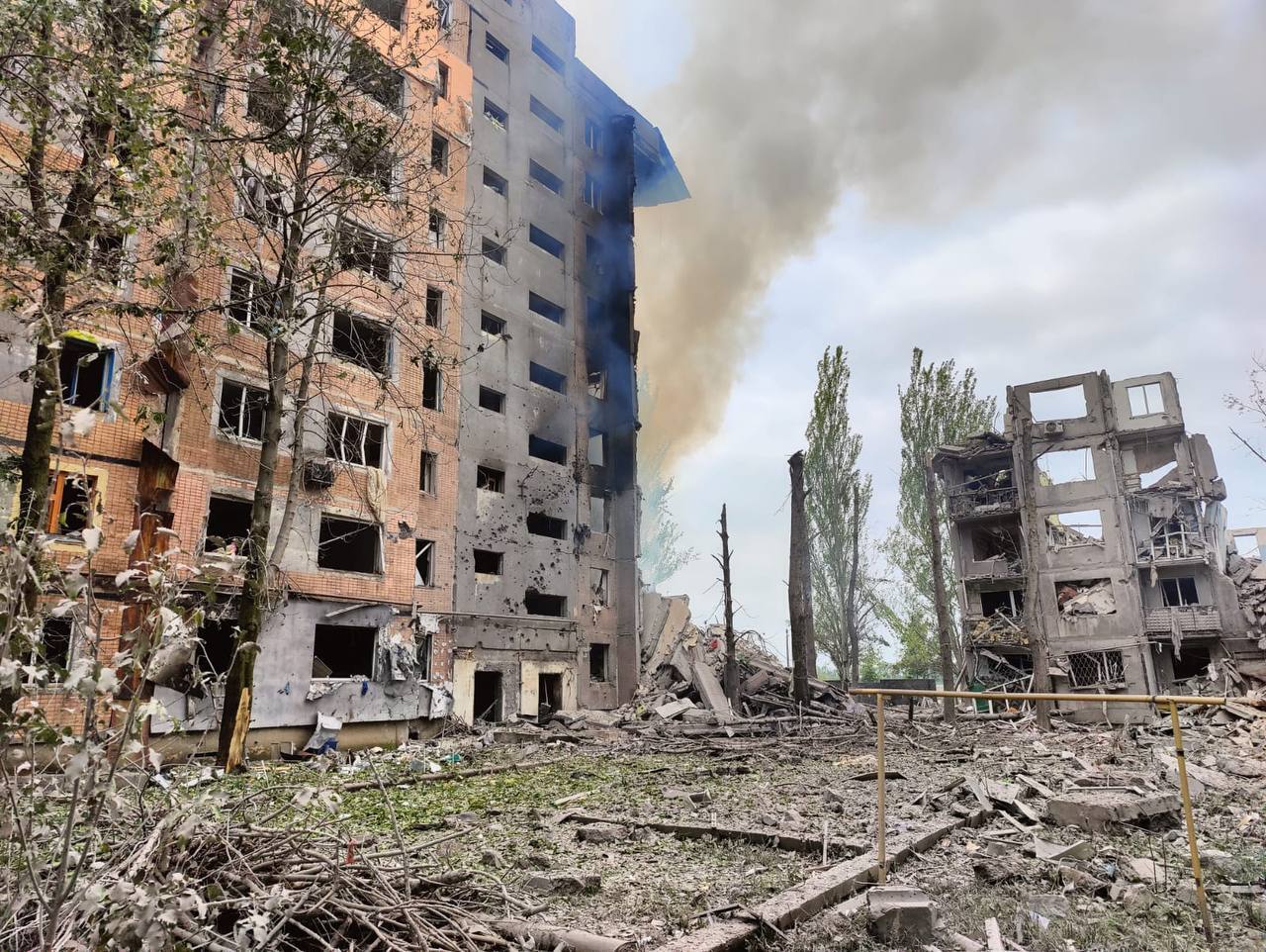 Оккупанты нанесли удар по многоэтажке в Авдеевке и обстреляли Херсонщину: три человека погибли, есть раненые