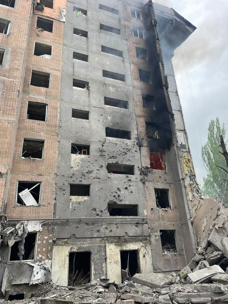 Оккупанты нанесли удар по многоэтажке в Авдеевке и обстреляли Херсонщину: три человека погибли, есть раненые