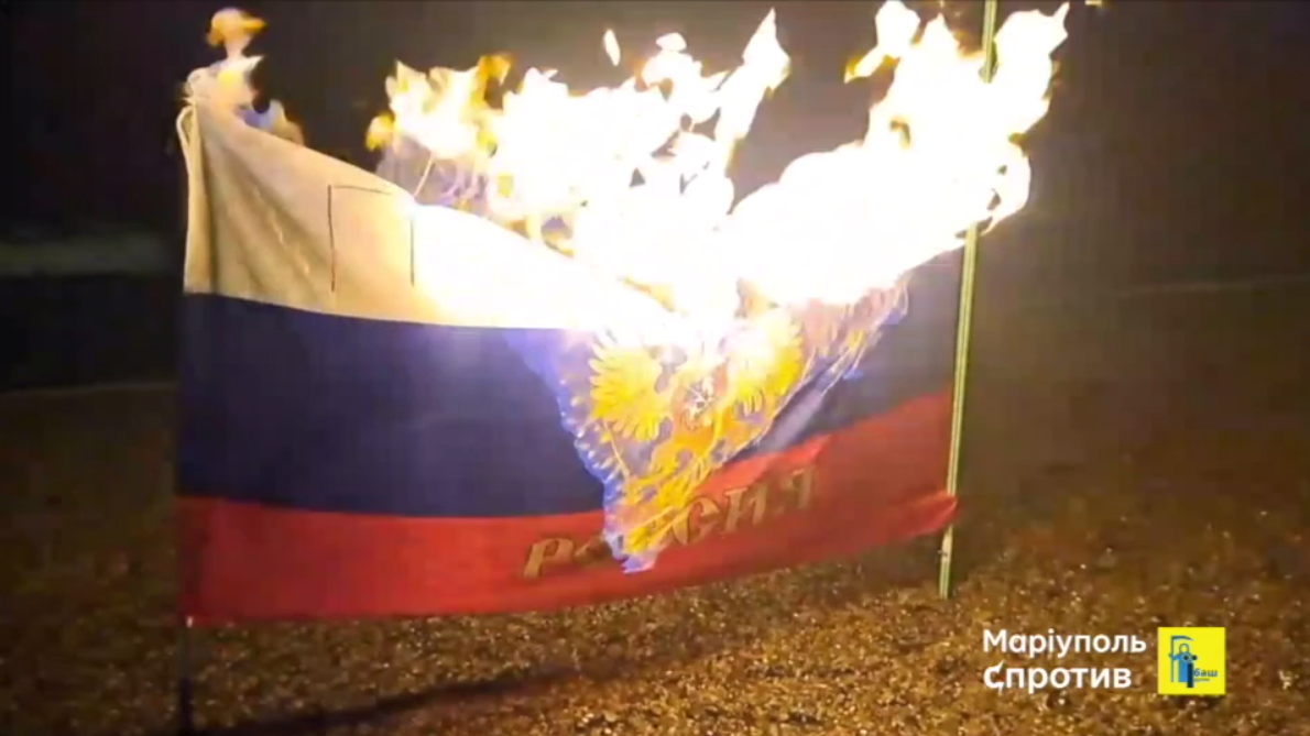 "Маріуполь – це Україна!" В окупованому місті влаштували сміливу акцію, спаливши прапор РФ. Відео 