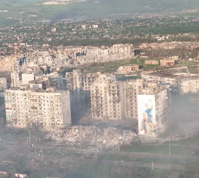 Оккупанты превратили город в руины: NYT показала "апокалиптические" кадры Бахмута, снятые с высоты. Видео