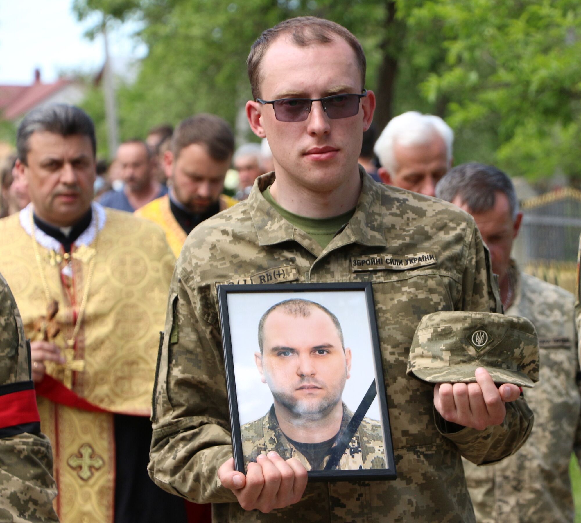 Батька втратили двоє дітей: на Львівщині провели в останню путь 32-річного командира, який загинув у боях за Україну. Фото 