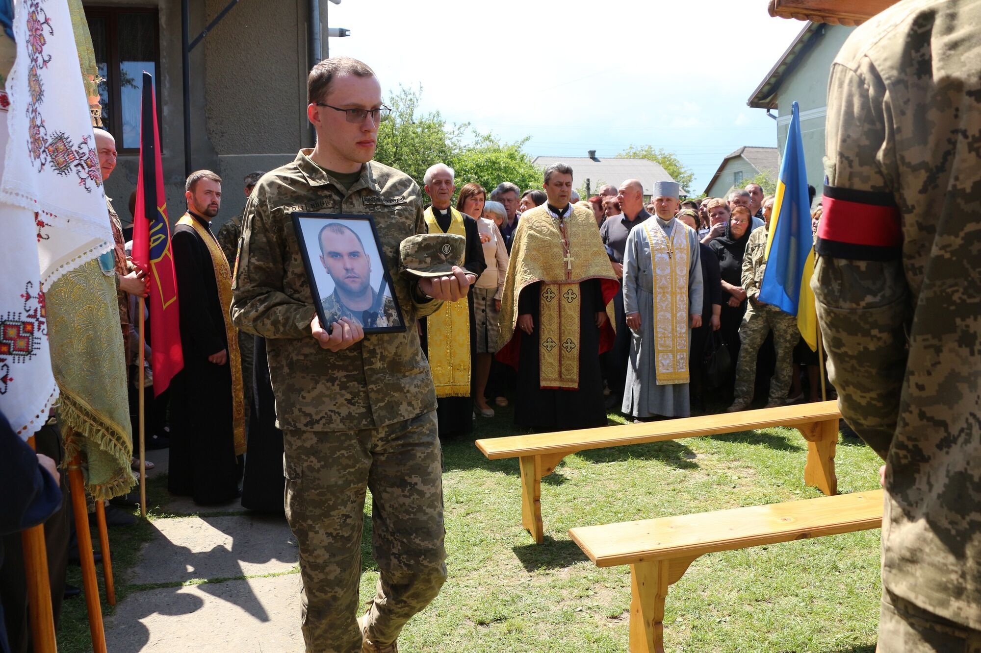 Батька втратили двоє дітей: на Львівщині провели в останню путь 32-річного командира, який загинув у боях за Україну. Фото 