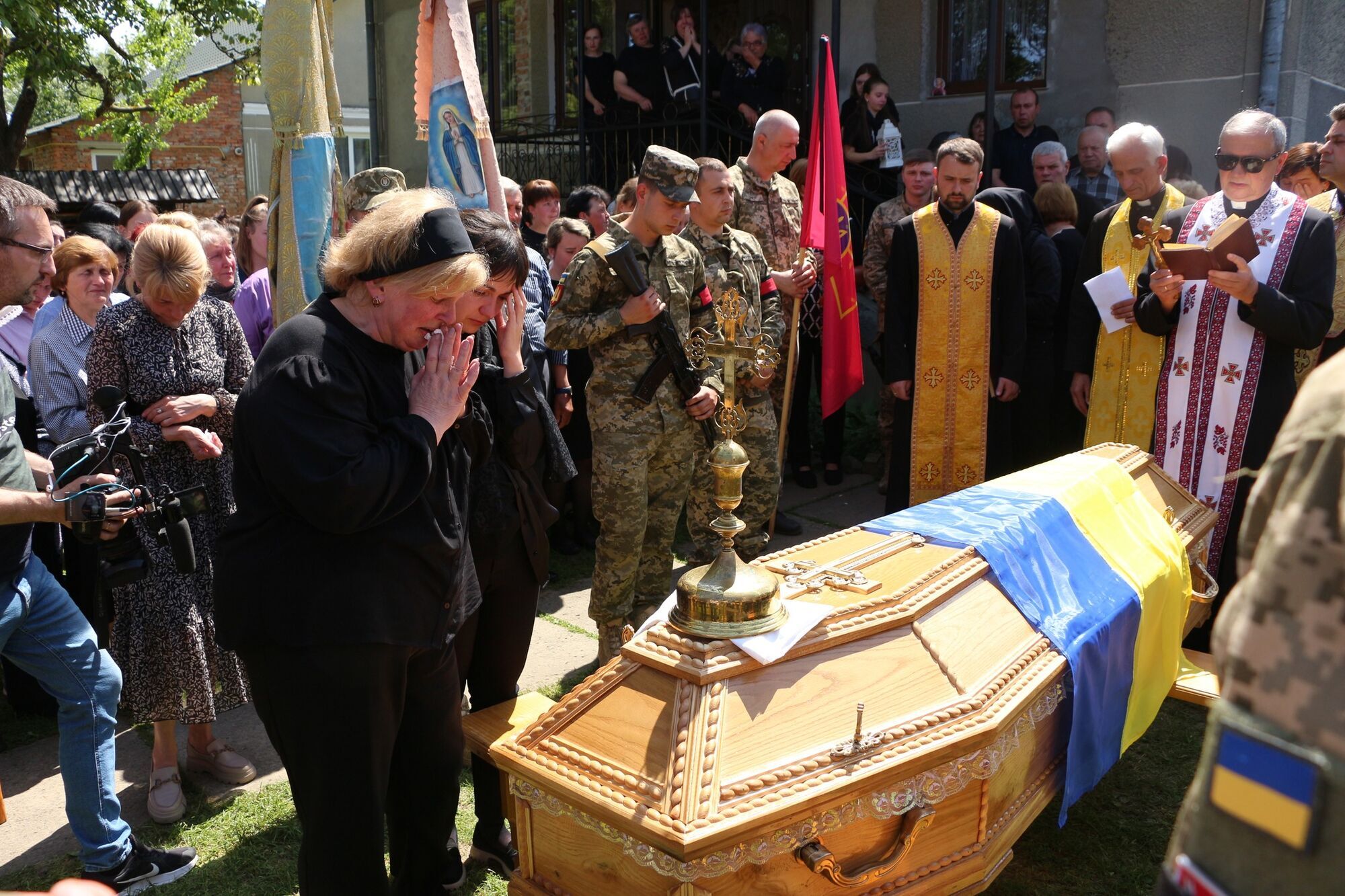 Батька втратили двоє дітей: на Львівщині провели в останню путь 32-річного командира, який загинув у боях за Україну. Фото 