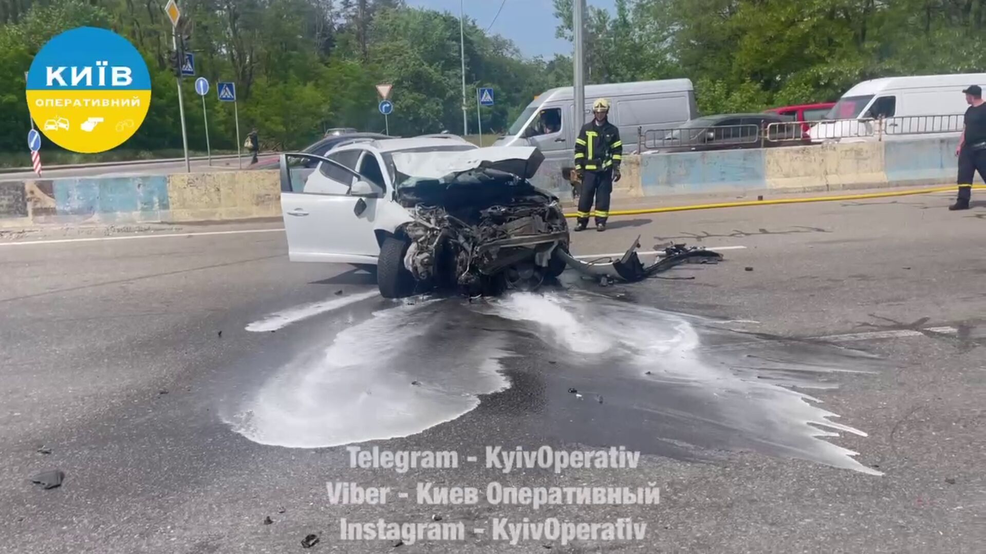 В Киеве в результате ДТП легковушку почти разорвало пополам: есть пострадавшие. Видео