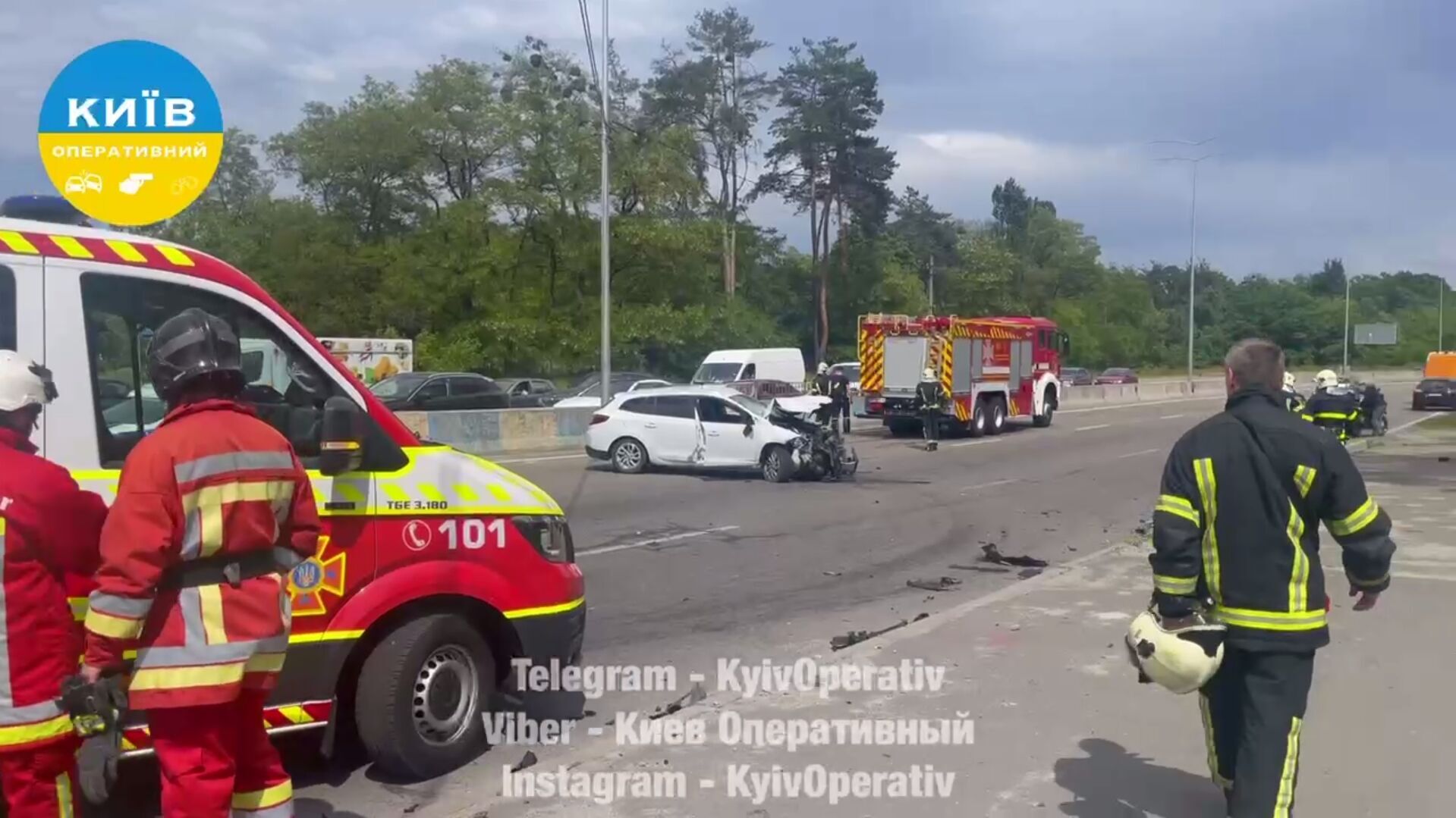 В Киеве в результате ДТП легковушку почти разорвало пополам: есть пострадавшие. Видео