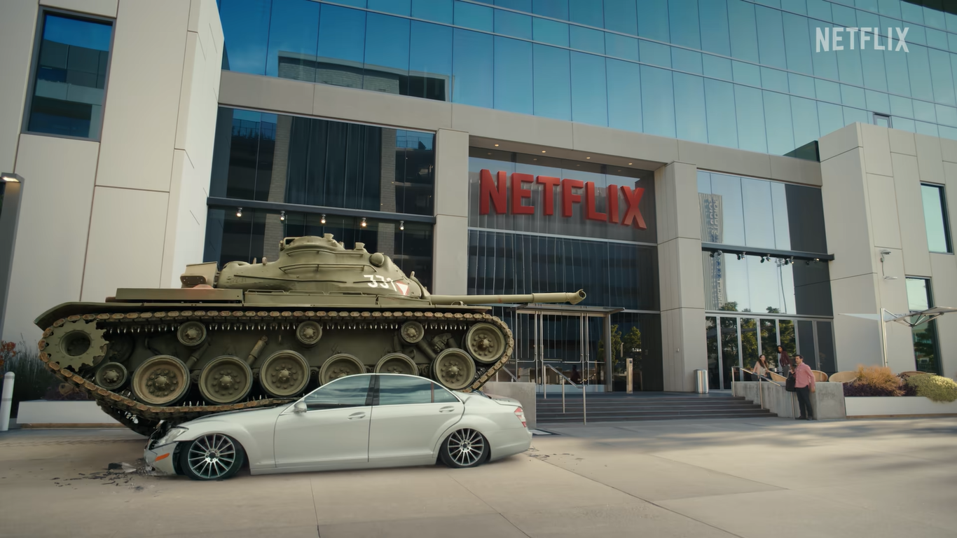Приехал на работу на танке: Шварценеггер стал директором по экшену на Netflix. Видео