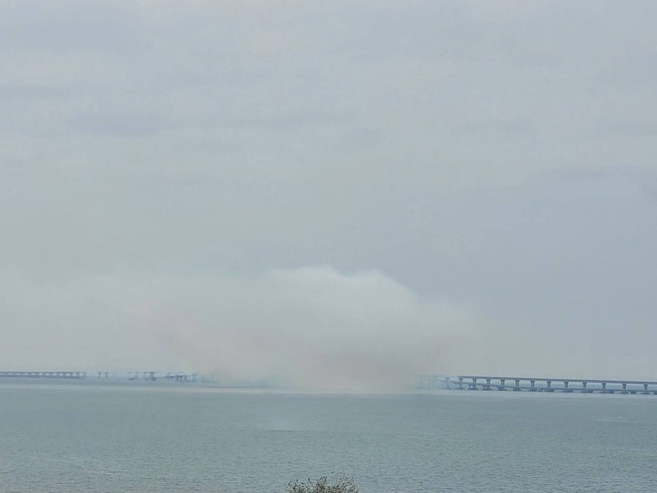 Над Кримським мостом помітили дим, рух перекрито: що відбувається і чому в російських пропагандистів істерика. Фото і відео 