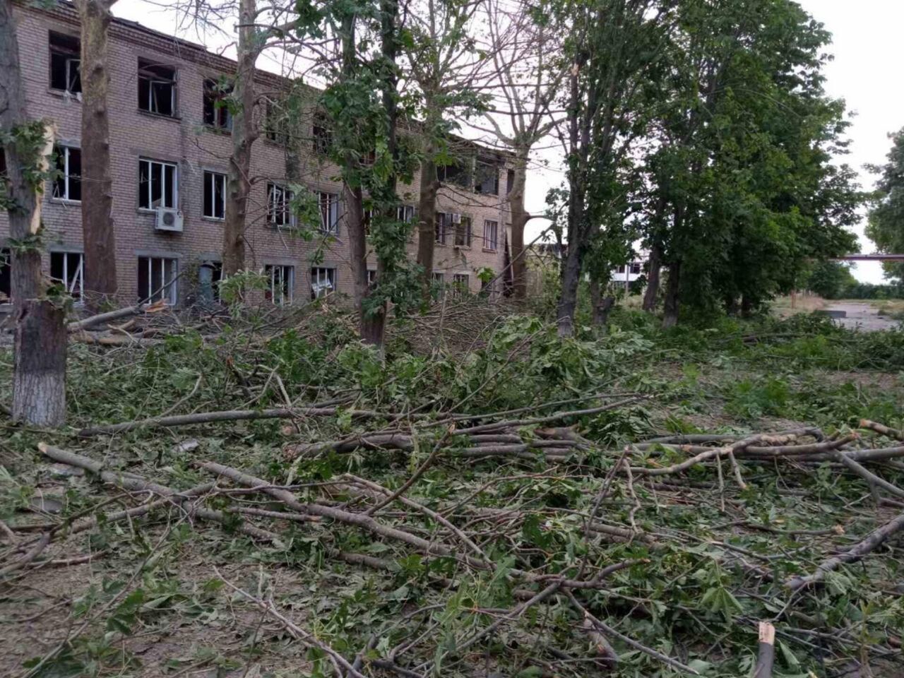 Оккупанты ударили по Бериславу и Ивановке на Херсонщине: повреждены школа и общежитие, есть раненая. Фото