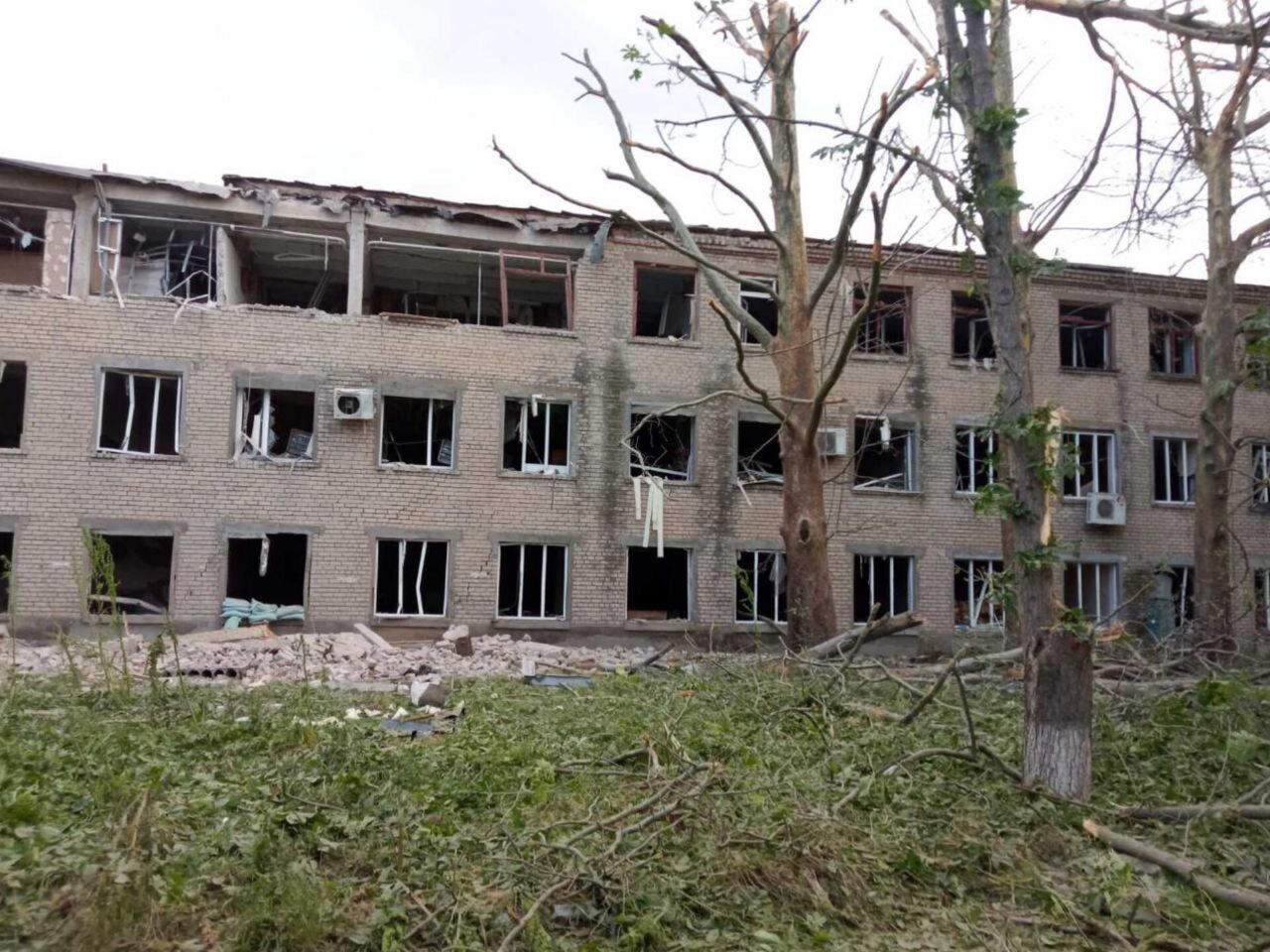 Оккупанты ударили по Бериславу и Ивановке на Херсонщине: повреждены школа и общежитие, есть раненая. Фото
