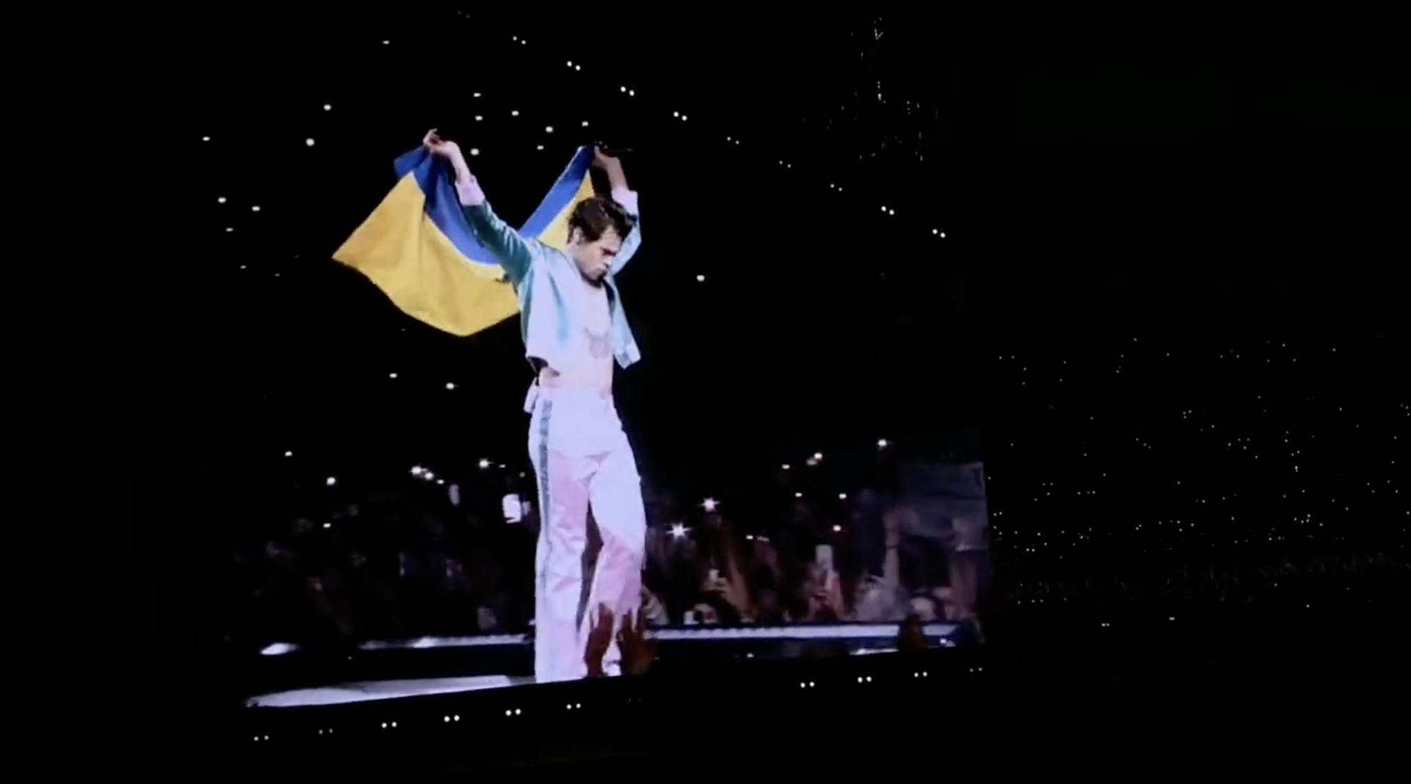 Гаррі Стайлз на сцені підняв український прапор: зал "вибухнув" оваціями і криками