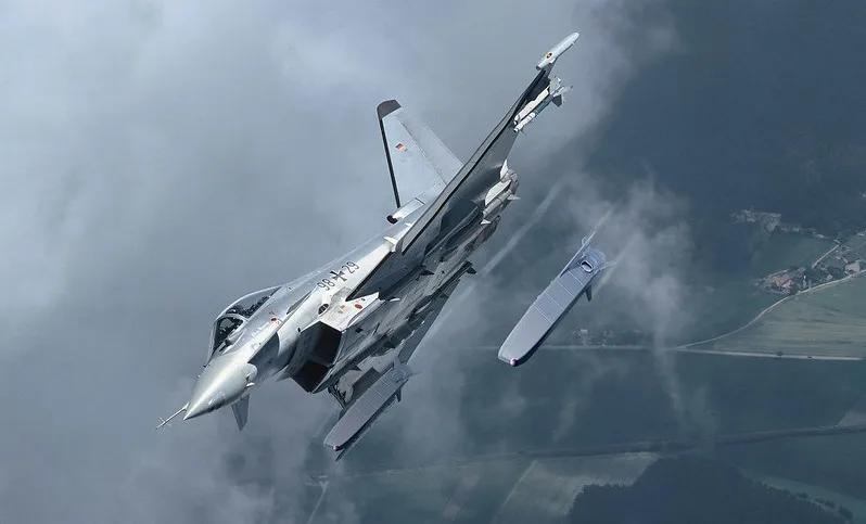 Самолет Panavia Tornado запускает ракету TAURUS KEPD 350