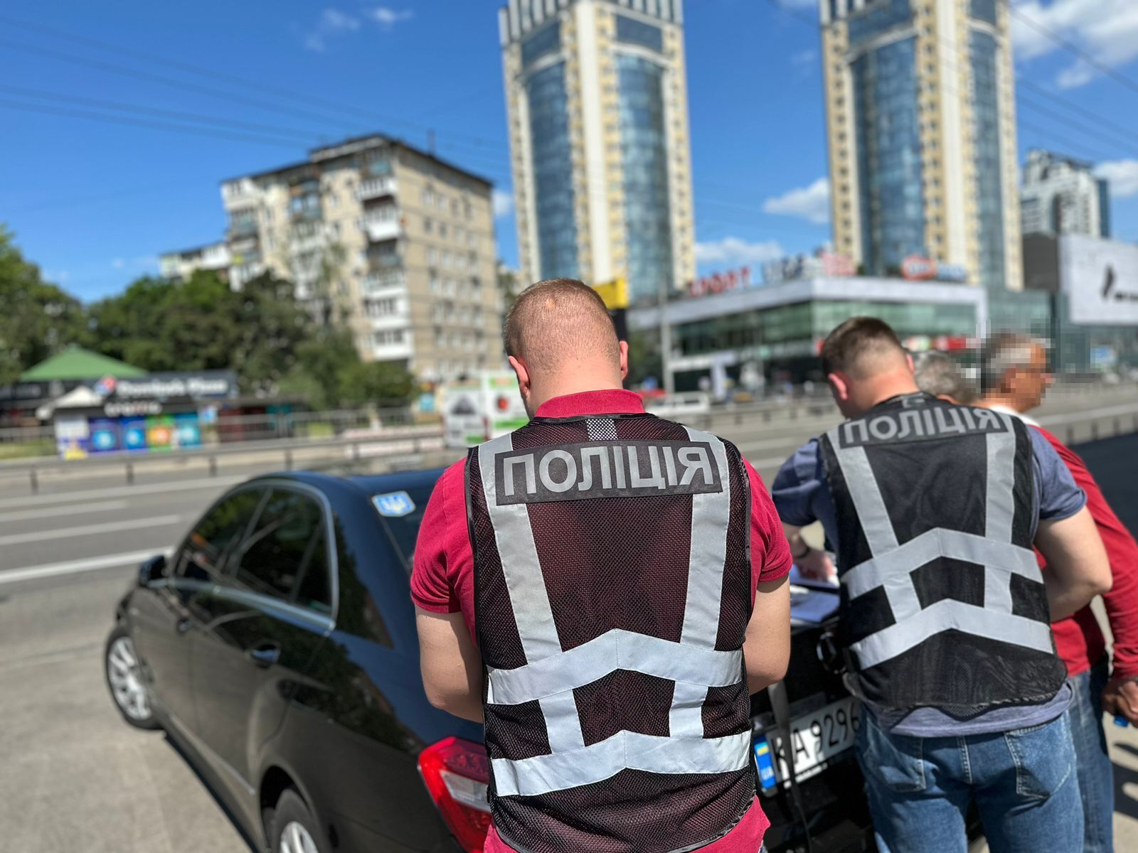 У Києві затримано рецидивіста, який переправляв іноземців через кордон за фейковими паспортами. Фото і відео