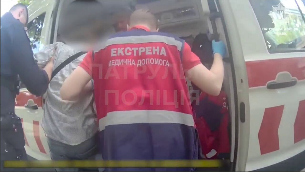 У Києві патрульні допомогли водію, у якого стався напад епілепсії за кермом. Відео