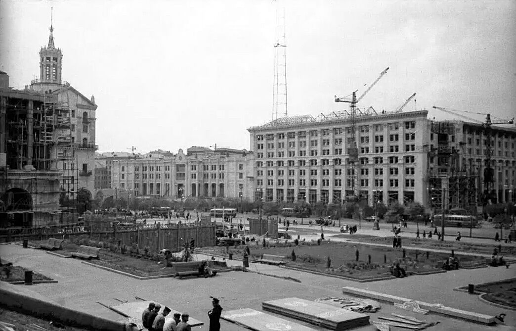 В сети показали, как восстанавливали улицу Крещатик в Киеве после Второй мировой войны. Архивные фото