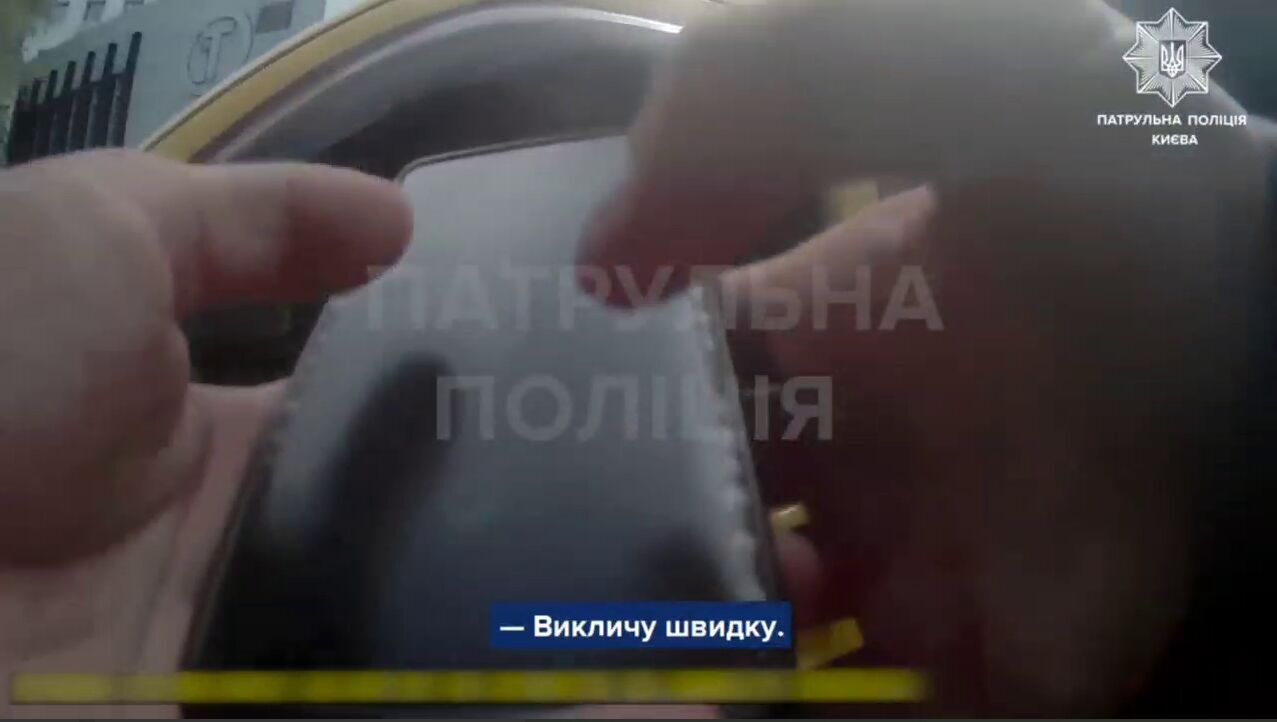 У Києві патрульні допомогли водію, у якого стався напад епілепсії за кермом. Відео