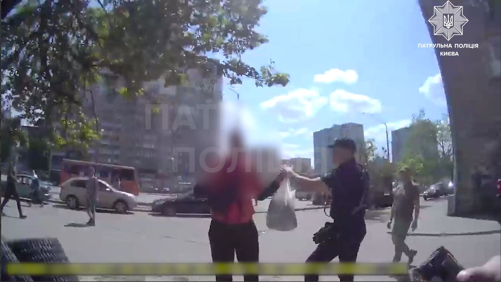 "Жорстоко вручали повістку": Telegram-канали збрехали про конфлікт на проспекті Берестейському в Києві. Відео
