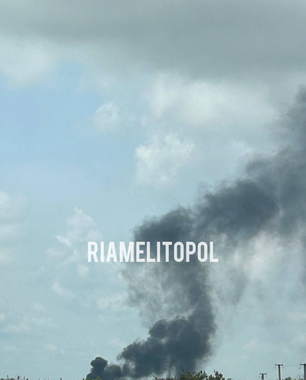 В оккупированном Мелитополе произошла "бавовна" в районе аэродрома: поднялся дым. Фото и видео