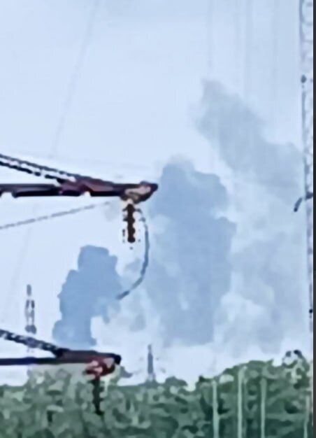 В оккупированном Мелитополе произошла "бавовна" в районе аэродрома: поднялся дым. Фото и видео