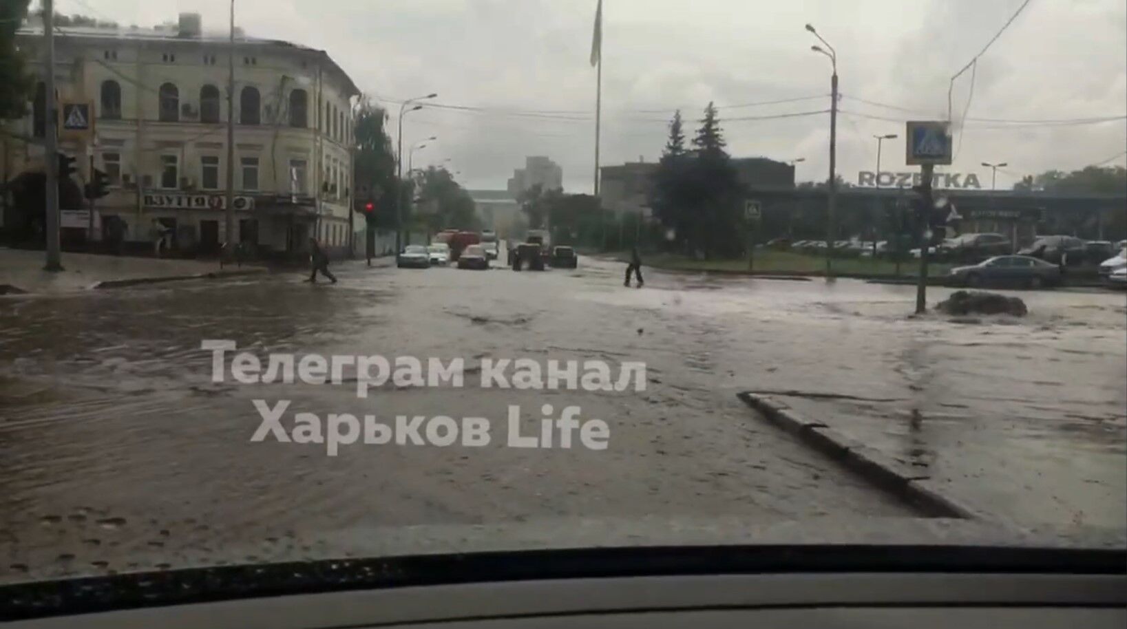 В Днепре и Харькове мощный ливень превратил улицы в реки, выпал град. Фото и видео