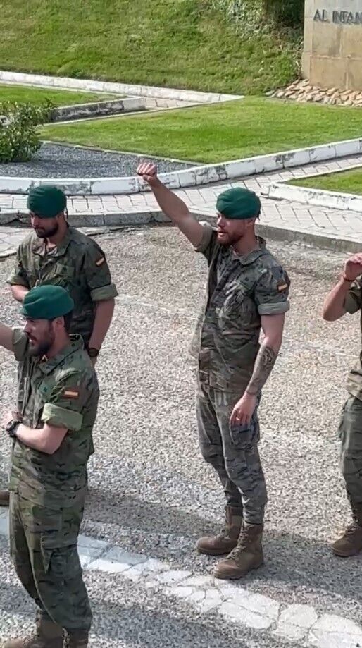 Испанские военные провожали украинских коллег по обучению со слезами на глазах. Трогательное видео
