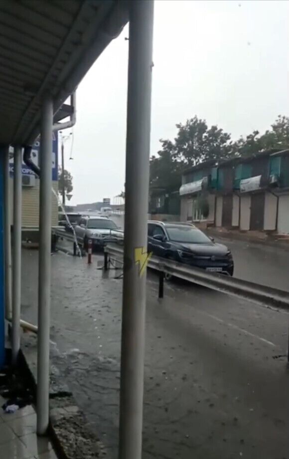 У Дніпрі та Харкові потужна злива перетворила вулиці на річки, випав град. Фото і відео