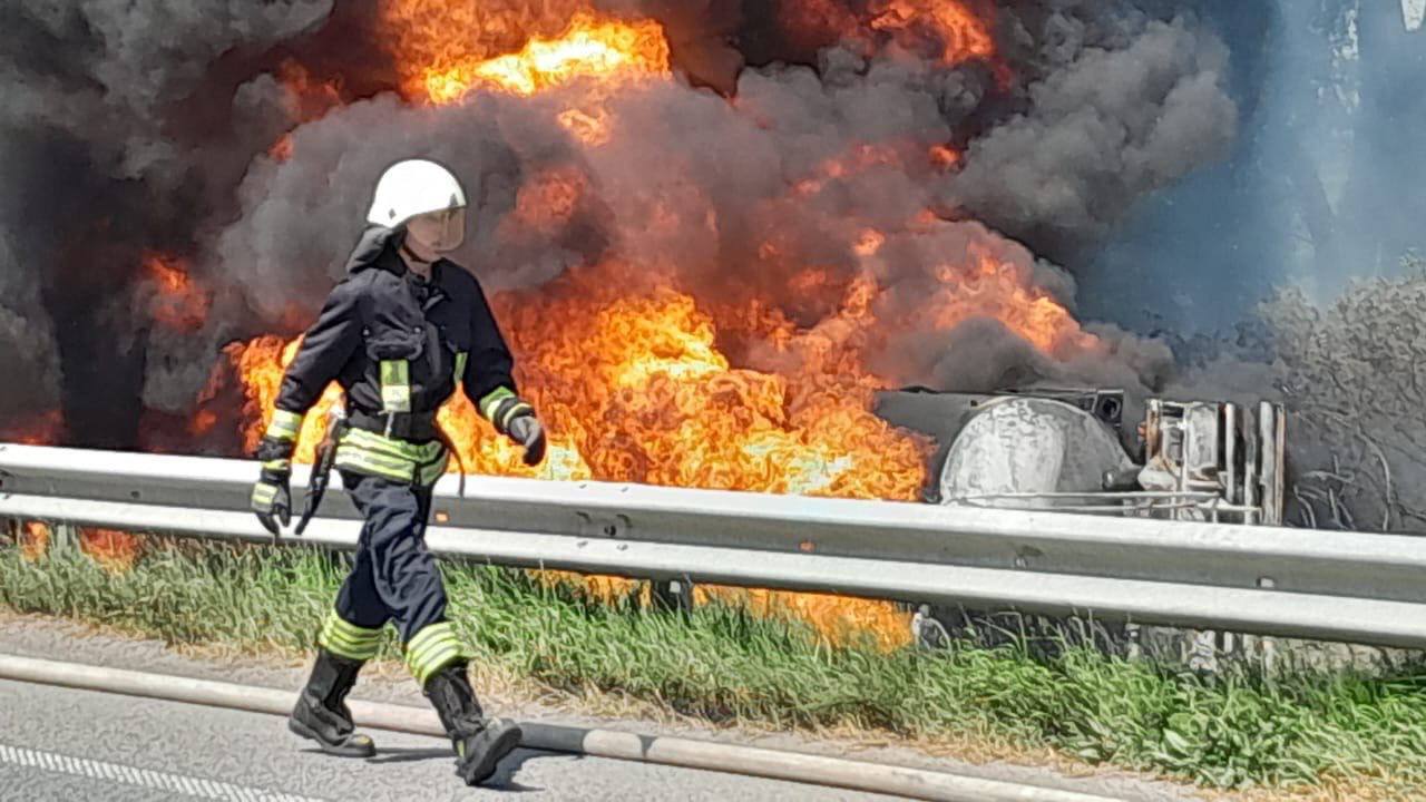 На Київщині бензовоз з’їхав у кювет, перекинувся та загорівся: є загиблий. Фото та відео
