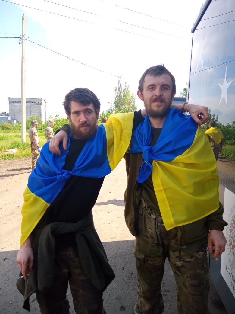 "Они сражались за Бахмут и совершили подвиг": Украина вернула из плена домой 106 защитников. Фото и видео