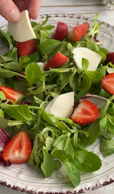 Який салат приготувати з полуницею, зеленню та сиром: ідеальний перекус