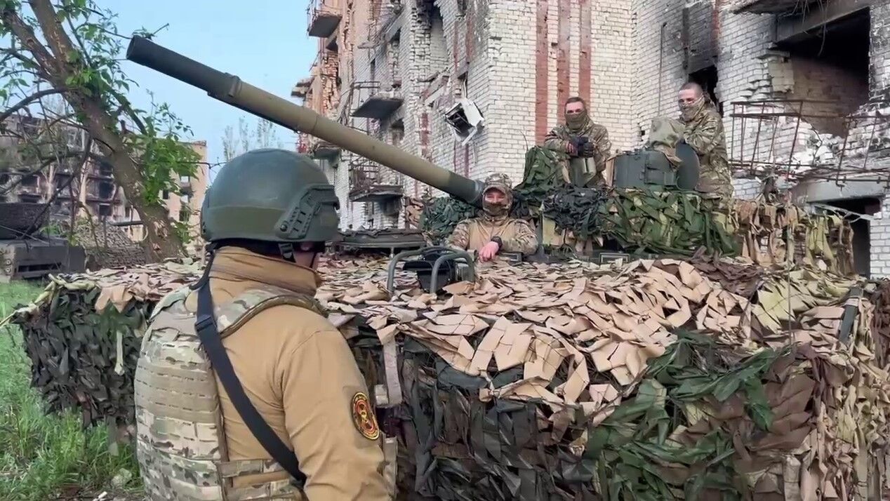 "Зэки закончились?" Пригожин устроил шоу с выводом ЧВК "Вагнер" из Бахмута и нарвался на неудобные вопросы россиян. Видео