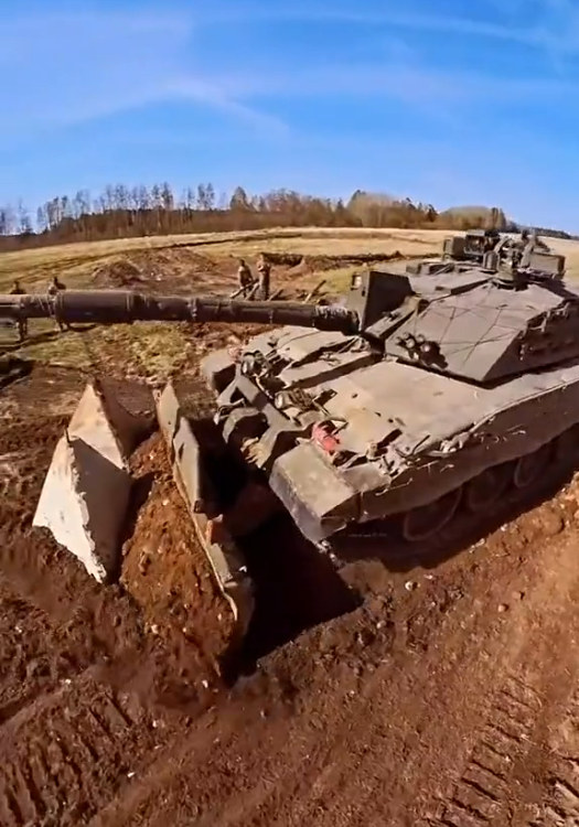 Російські "зуби дракона" не страшні: у мережі показали ефектні кадри з британським танком Challenger 2. Відео
