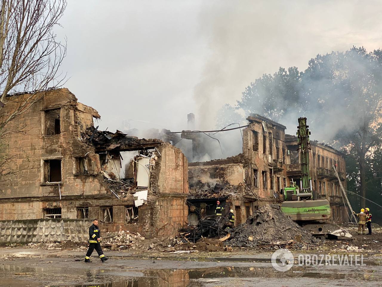 Будівлю зруйновано: ексклюзивні кадри з місця ракетного удару РФ по Дніпру