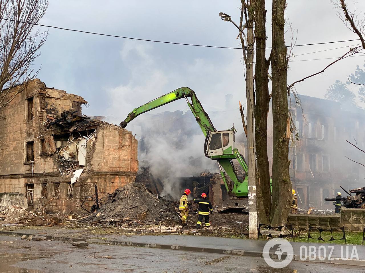Здание разрушено: эксклюзивные кадры с места ракетного удара РФ по Днепру