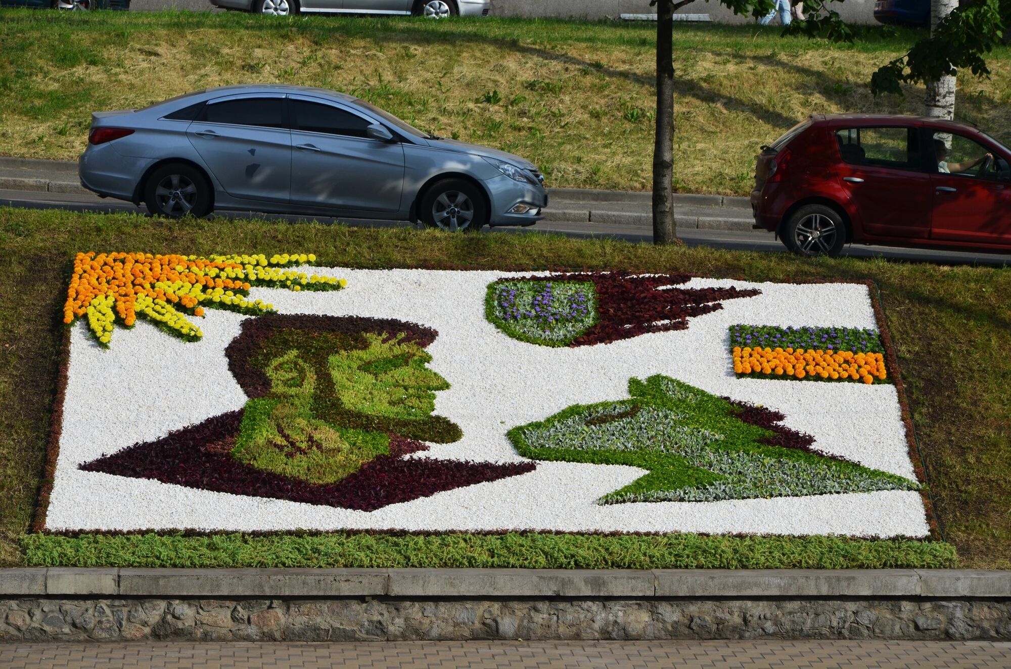 В Киеве высадили цветочное панно, посвященное Дмитрию Коцюбайлу "Да Винчи". Фото