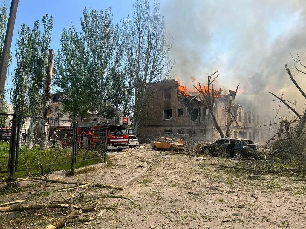 Прилет по психушке произошел во время пересменки, без вести пропали три врача: новые детали ракетного удара РФ по Днепру. Видео