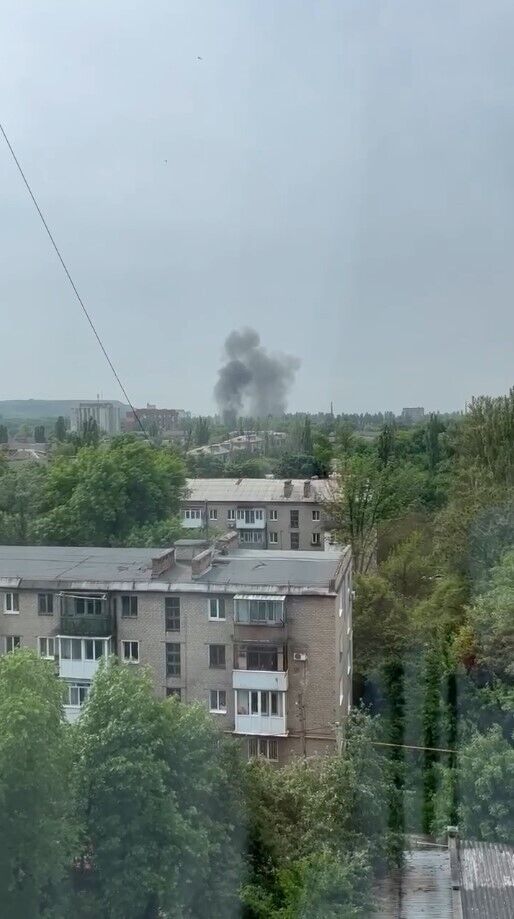 В оккупированном Донецке прогремела серия взрывов: дым виден в нескольких районах города. Фото и видео