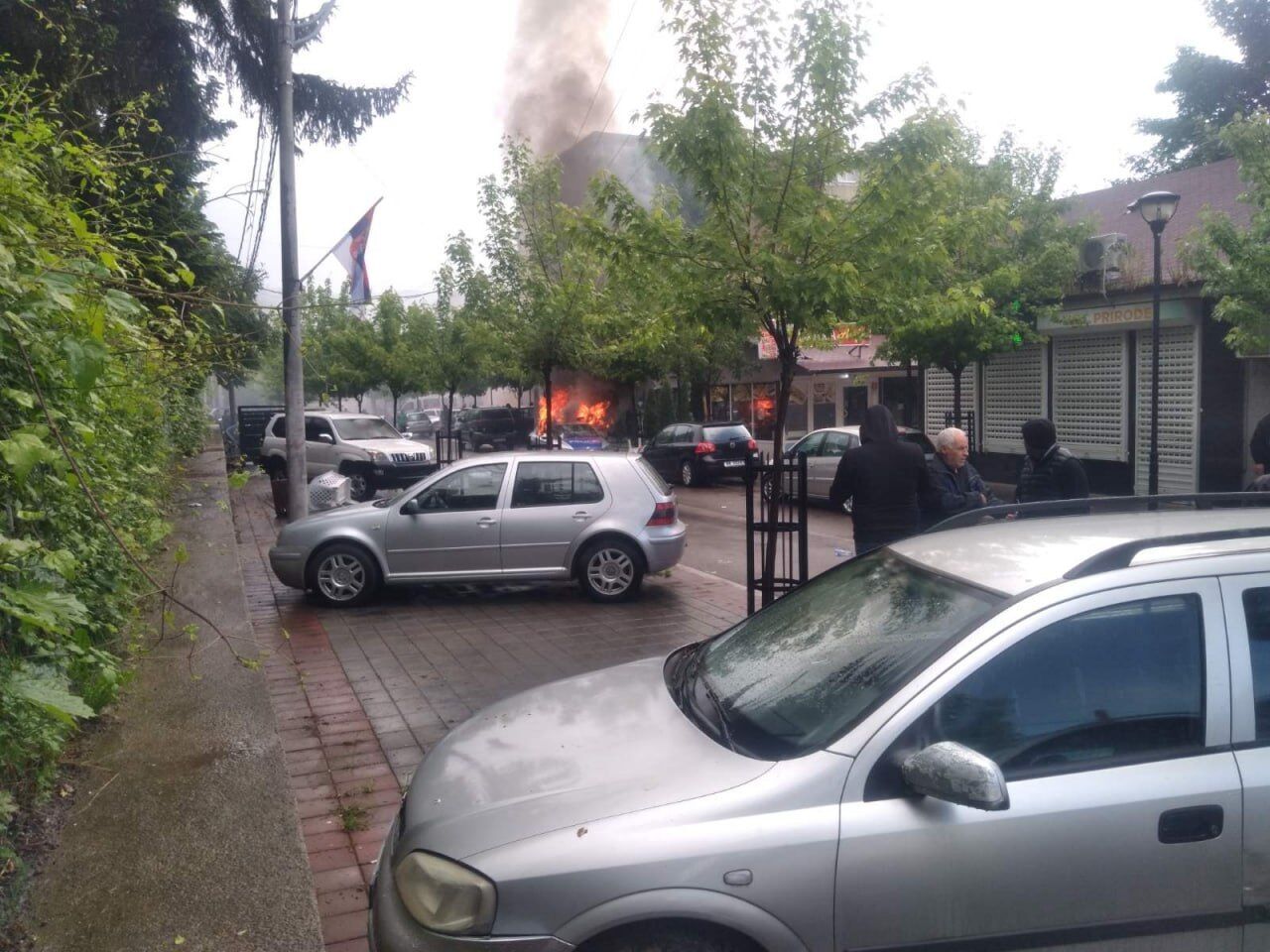 У Косові почалися зіткнення, поліція застосувала сльозогінний газ: армія Сербії терміново вирушила до адмінкордону. Відео
