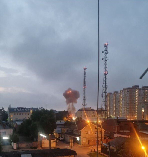У російському Краснодарі заявили про атаку дронів, після "бавовни" піднявся дим: момент вибуху потрапив на відео