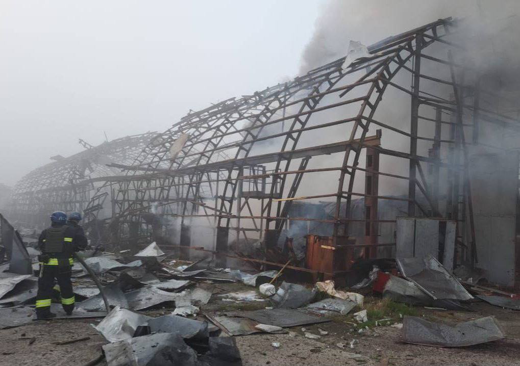 "Надважка ніч": окупанти потужно атакували Дніпро, пошкоджено будинки, заправку й підприємства. Фото 