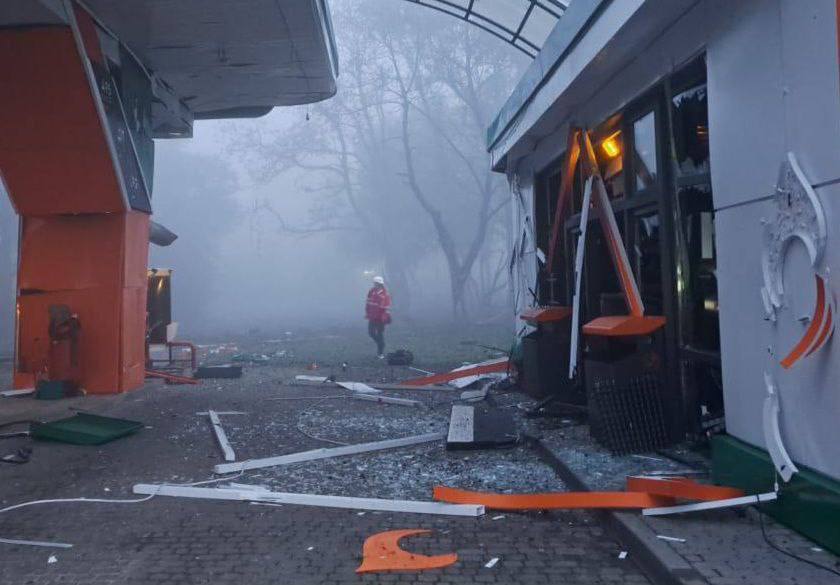 "Надважка ніч": окупанти потужно атакували Дніпро, пошкоджено будинки, заправку й підприємства. Фото 