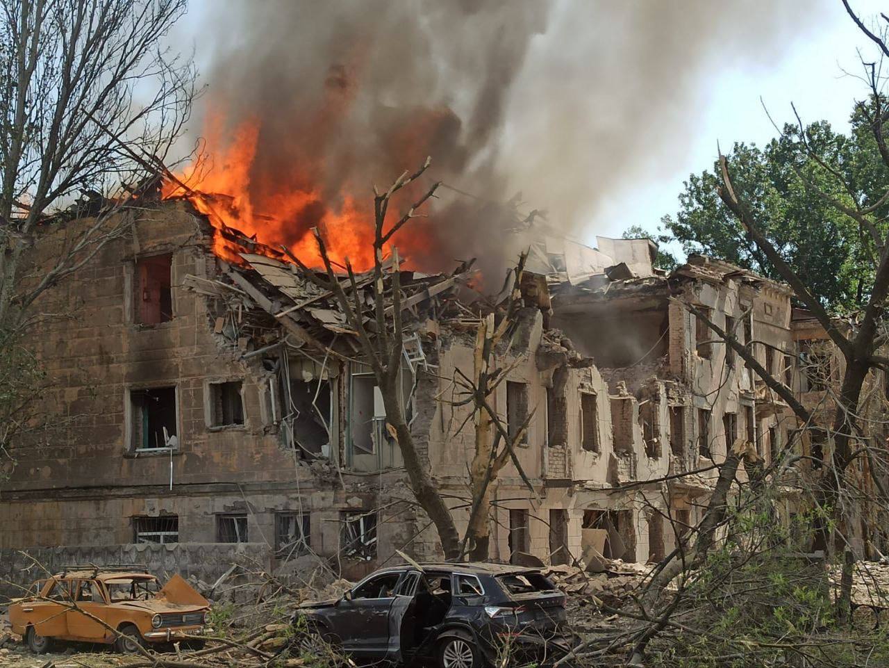 Четверо людей у Дніпрі загинули під час ракетного удару РФ по медзакладу та ветклініці: нові деталі