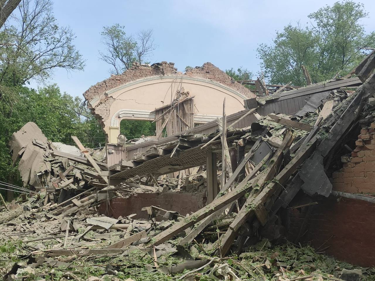 Окупанти вдарили по житлових будинках на Запоріжжі і скинули  бомбу на Нью-Йорк: є постраждалі. Фото 