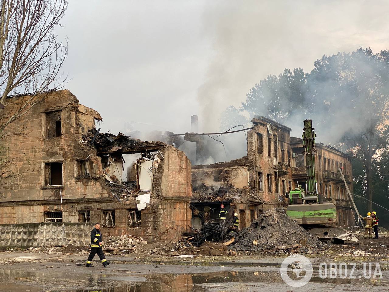 Окупанти вдарили по медзакладу в Дніпрі, є руйнування: дві людини загинули, кількість поранених зросла до 31. Фото й відео